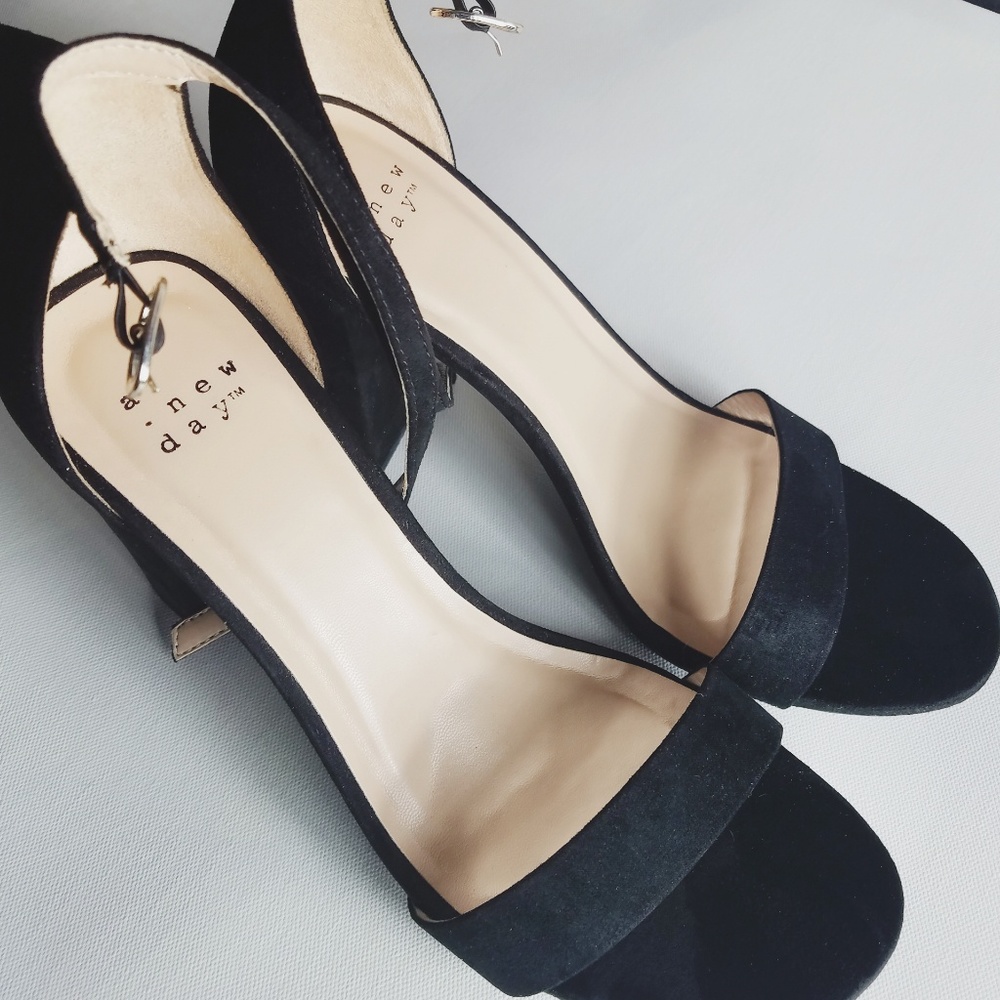 NWT Black heeled sandals-size 8 and 9 - Picture 2 of 3